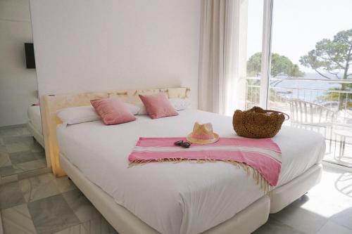 Double room with sea view on the lower floor