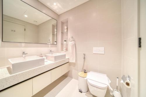 Luxury 2-Bed Apartment l Emaar Beachfront - image 13