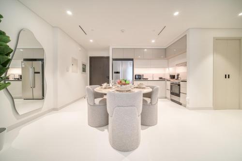 Luxury 2-Bed Apartment l Emaar Beachfront - image 12