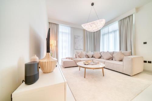 Luxury 2-Bed Apartment l Emaar Beachfront - image 7