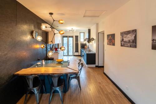 Maison Les Étoiles chambres d'hôtes de charme avec jardin paisible et petit déjeuner à Tonnerre Room Type - Deluxe Two-Bedroom Apartment with Garden View