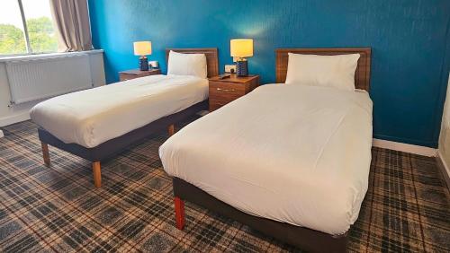 3 twin beds