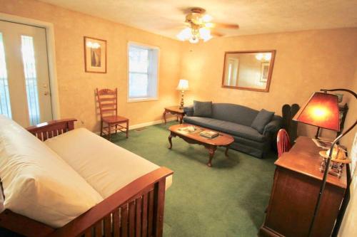 Best Deal in Nashville Hillbilly House YEEHAW - main image