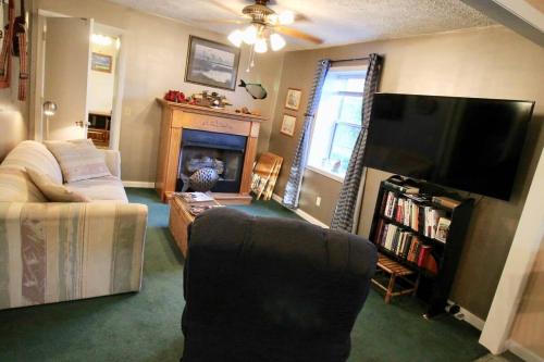 Best Deal in Nashville Hillbilly House YEEHAW - image 9