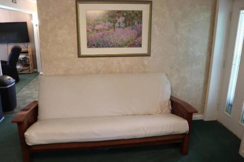 Best Deal in Nashville Hillbilly House YEEHAW - image 5