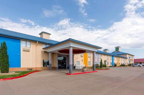 . Quality Inn & Suites Wichita Falls I-44