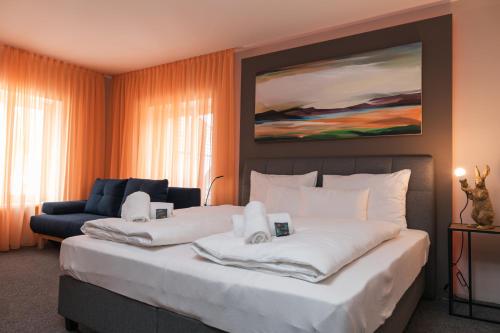 1 queen bed, 2 sofa beds
