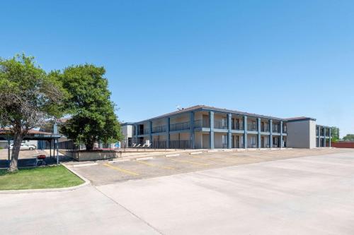 Quality Inn & Suites - image 7