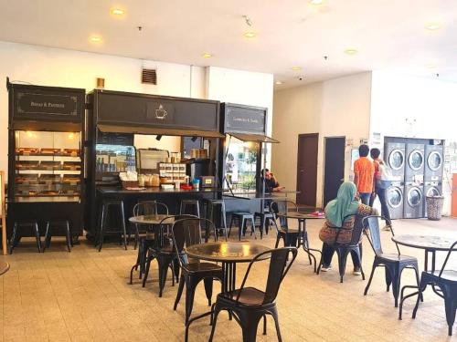Regalia InfinityPool Premium 2BR l LRT KLCC l 4Pax - image 12