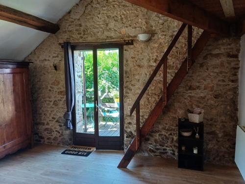 Appartement en pierre au calme in Вер-Сен-Дені