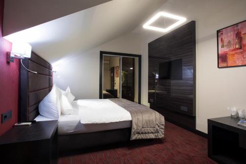 Superior Double Room image 3