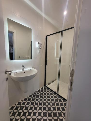 Carlton Hotel - image 14