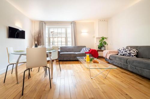 Spacious Apartment with a balcony in Prime Location in Farringdon, Londyn