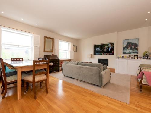 Charming Family-Friendly 3Bedroom in Belsize Park Pass the Keys - image 3