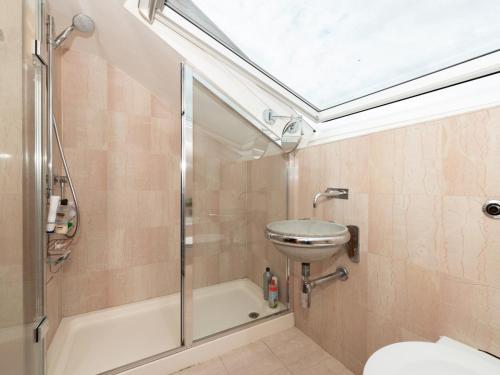 Charming Family-Friendly 3Bedroom in Belsize Park Pass the Keys - image 11