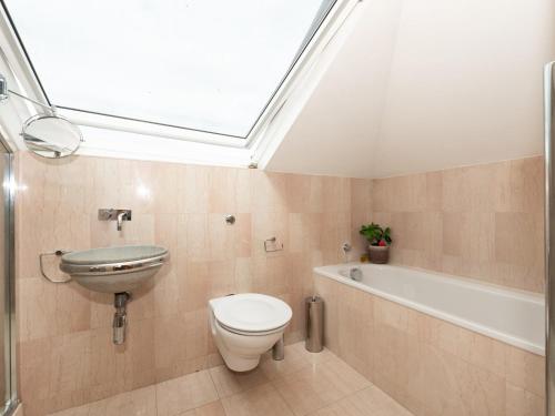 Charming Family-Friendly 3Bedroom in Belsize Park Pass the Keys - image 6