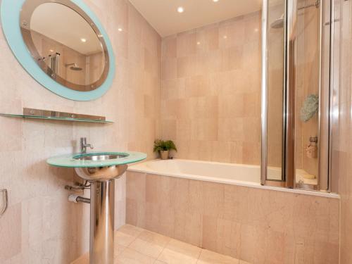 Charming Family-Friendly 3Bedroom in Belsize Park Pass the Keys - image 12