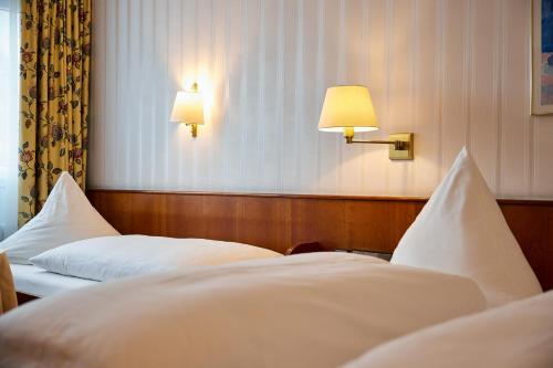 1 queen bed, 1 twin bed