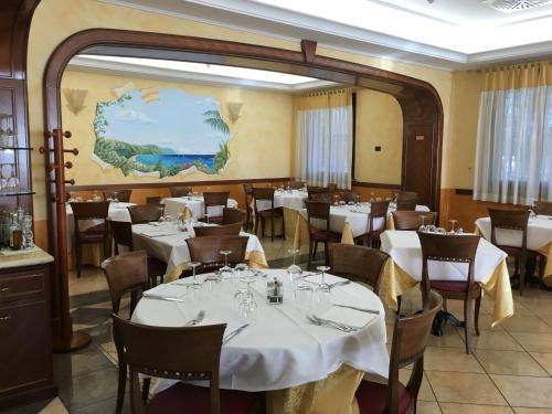 Tricolore Hotel - image 9