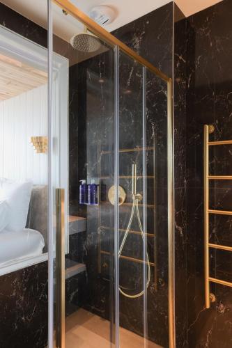Double Room image 3