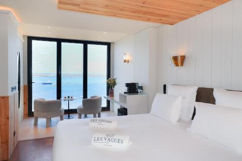 Double Room with Sea View image 7