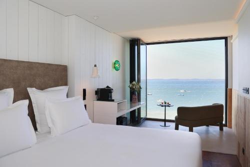 Double Room with Sea View image 4