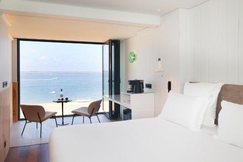 Double Room with Sea View image 5