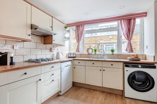 River Thames & Tate Britain - 4BR with Patio - CityApartmentStay - image 8