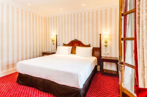 Premium Room with Terrace and views of the Patio de la Reina image 2
