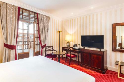 Premium Room with Terrace and views of the Patio de la Reina image 8