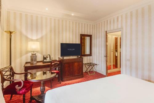 Deluxe Double or Twin Room image 3