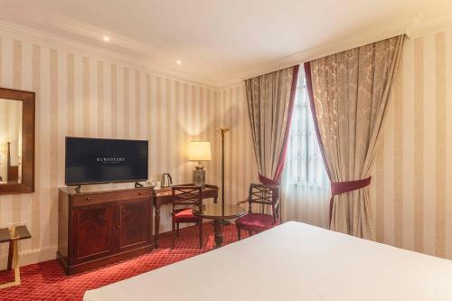 Deluxe Double or Twin Room image 8
