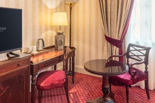 Deluxe Double or Twin Room image 10