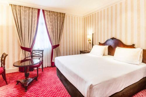 Deluxe Double or Twin Room image 2