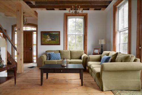 Hicks Holme - Beach Front Victorian in 米爾福德 (ON)