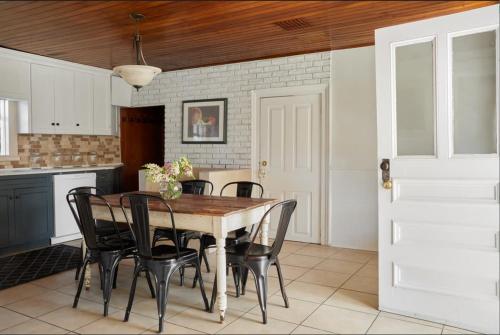 Hicks Holme - Beach Front Victorian in 米爾福德 (ON)