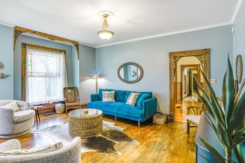 Granbury Home with Fire Pit, Walk to The Square! in Granbury, USA