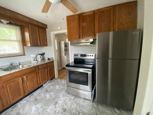 Cozy Home In Harper Woods 15min To Dwntn Detroit in Harper Woods, USA