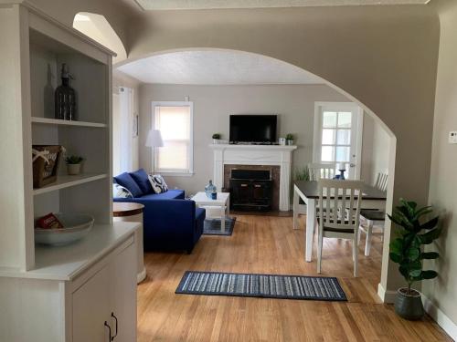 Cozy Home In Harper Woods 15min To Dwntn Detroit in Harper Woods, USA