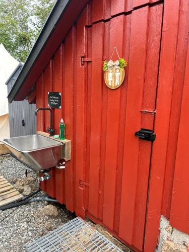 Glamping on idyllic lake, paddle boards & rowboat