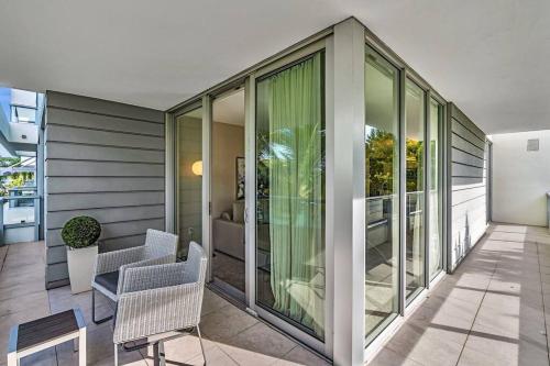 King Suite balcony water views-Hosted by Sweetstay thumb 2