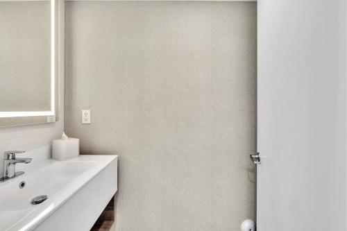 King Suite balcony water views-Hosted by Sweetstay King Suite balcony water views-Hosted by Sweetstay