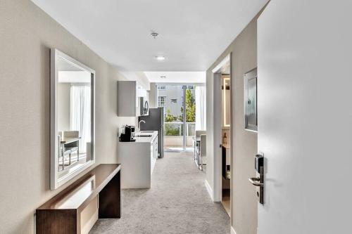 King Suite balcony water views-Hosted by Sweetstay King Suite balcony water views-Hosted by Sweetstay