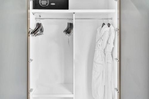 King Suite balcony water views-Hosted by Sweetstay King Suite balcony water views-Hosted by Sweetstay