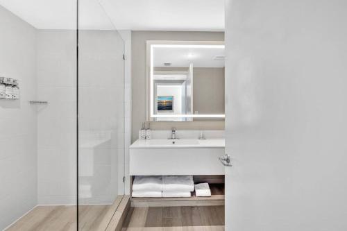 King Suite balcony water views-Hosted by Sweetstay King Suite balcony water views-Hosted by Sweetstay