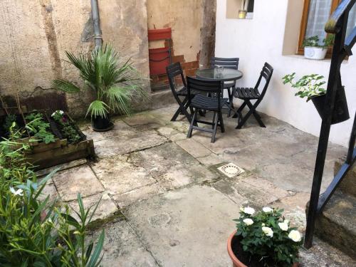 Dārzs, Appartement cosy en centre ville in Semur-en-Auxois