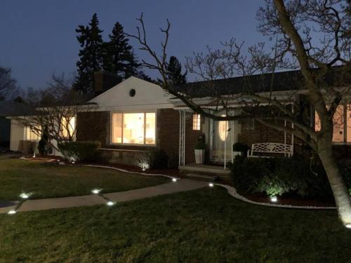 Elegant & Spacious 32 Gem In Harper Woods in Harper Woods, USA