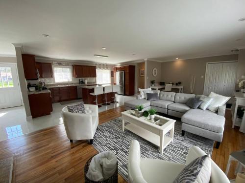 Elegant & Spacious 32 Gem In Harper Woods in Harper Woods, USA