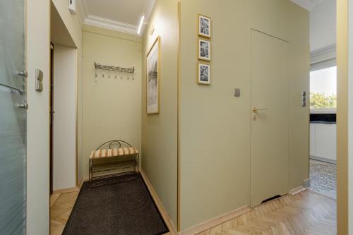 Przestronne Studio Blisko Starego Miasta by Noclegi Renters - image 5