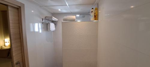 One-Bedroom Apartment image 9